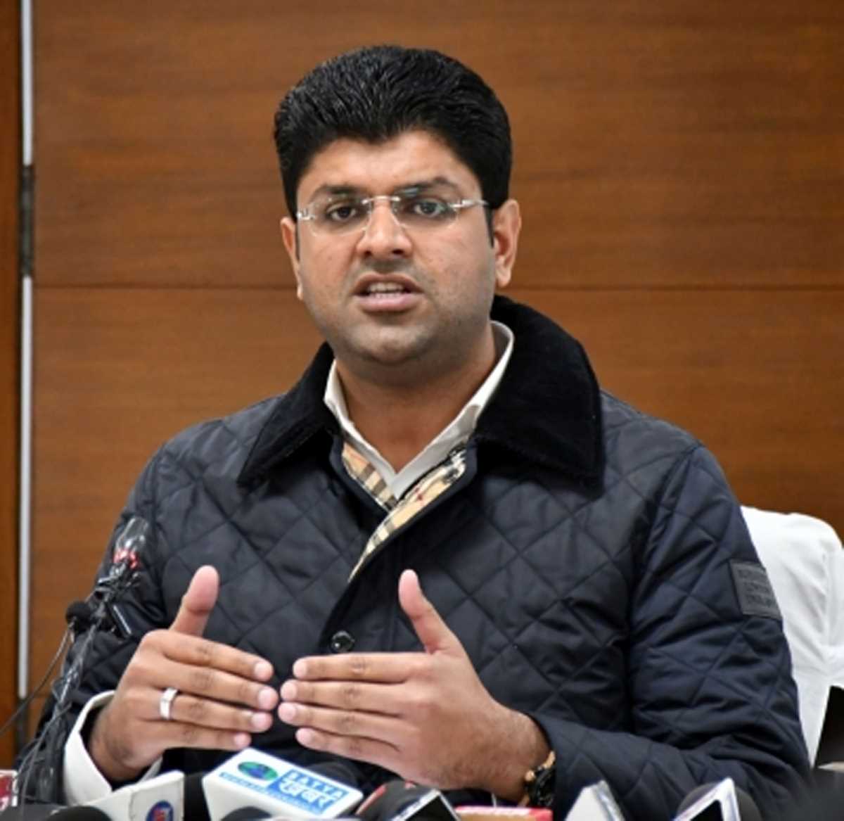 हरियाणा में एसीएस स्तर के अधिकारियों को मिलेंगे इलेक्ट्रिक वाहन : दुष्यंत चौटाला